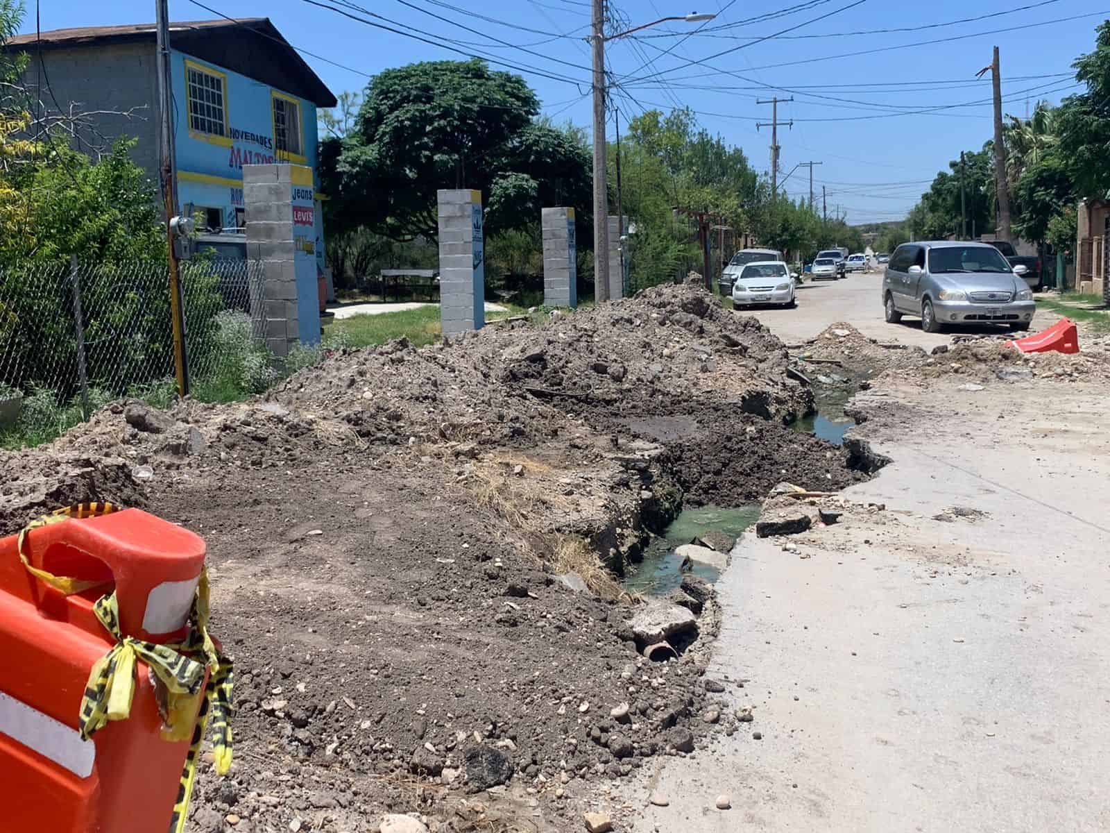 Insoportable olor en Las Argentinas; Se desbordan aguas negras