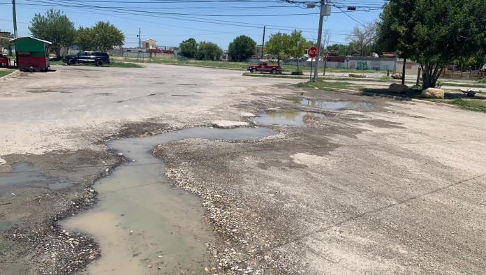 Insoportable olor en Las Argentinas; Se desbordan aguas negras