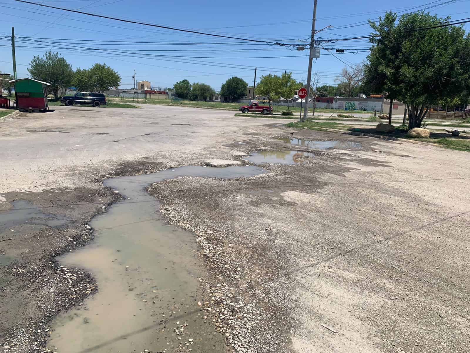 Insoportable olor en Las Argentinas; Se desbordan aguas negras