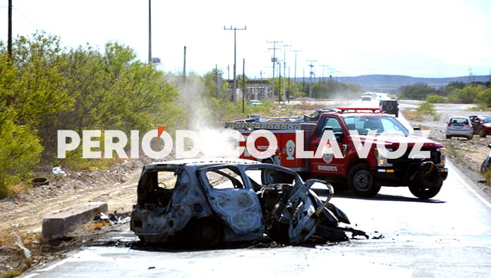 Vuelca y se incendia auto