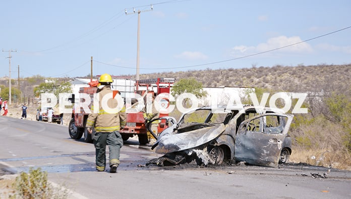 Vuelca y se incendia auto