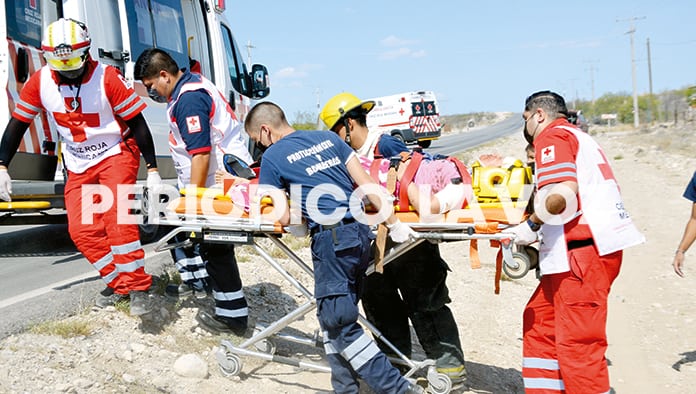 Vuelca y se incendia auto
