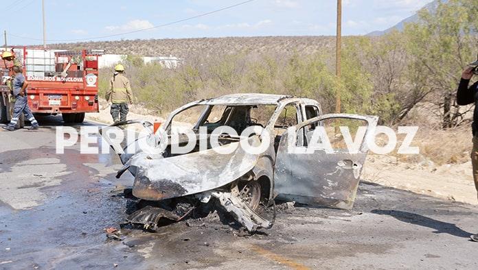 Vuelca y se incendia auto
