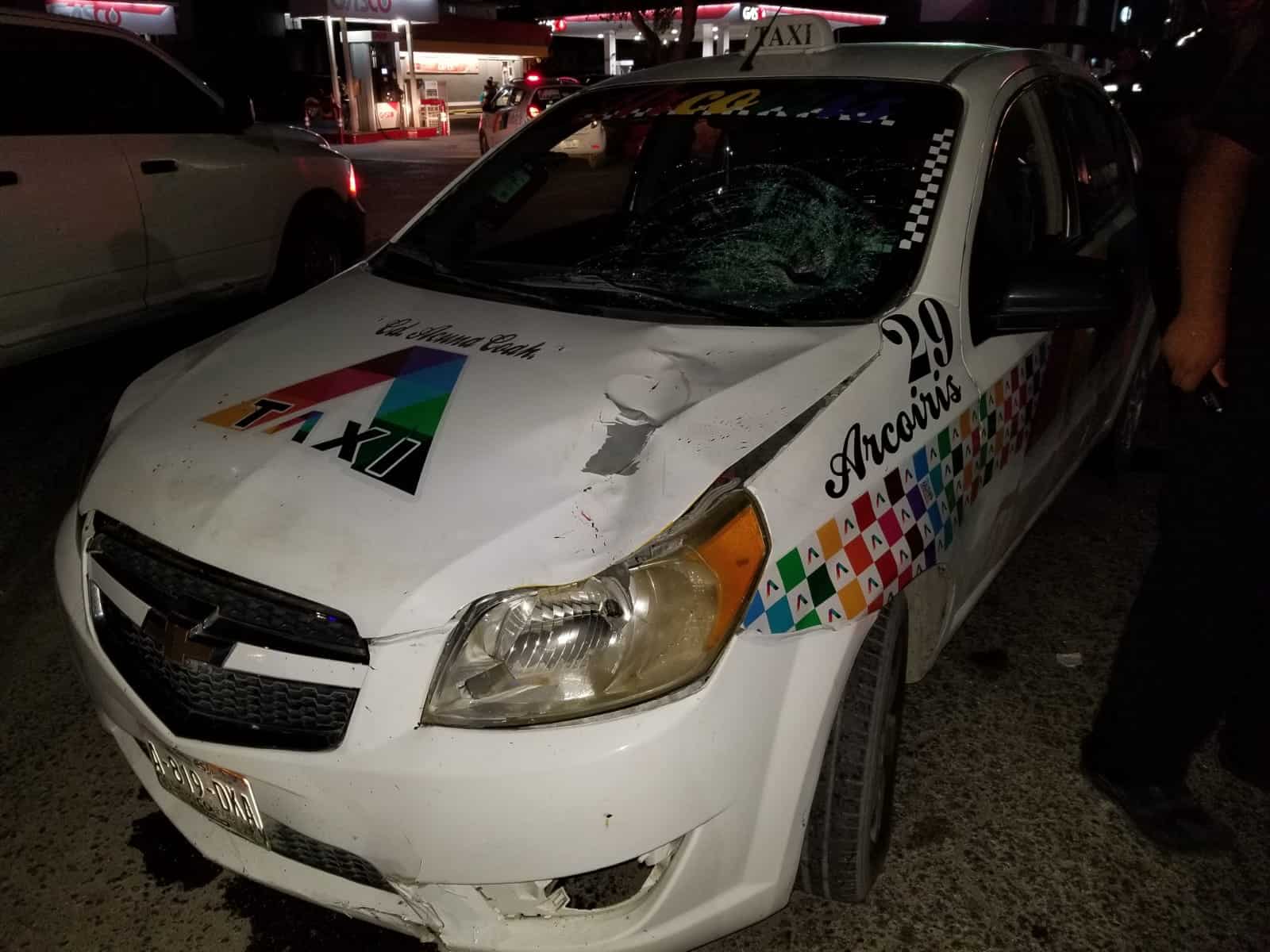 Embiste taxista a transeúnte Y horas después muere