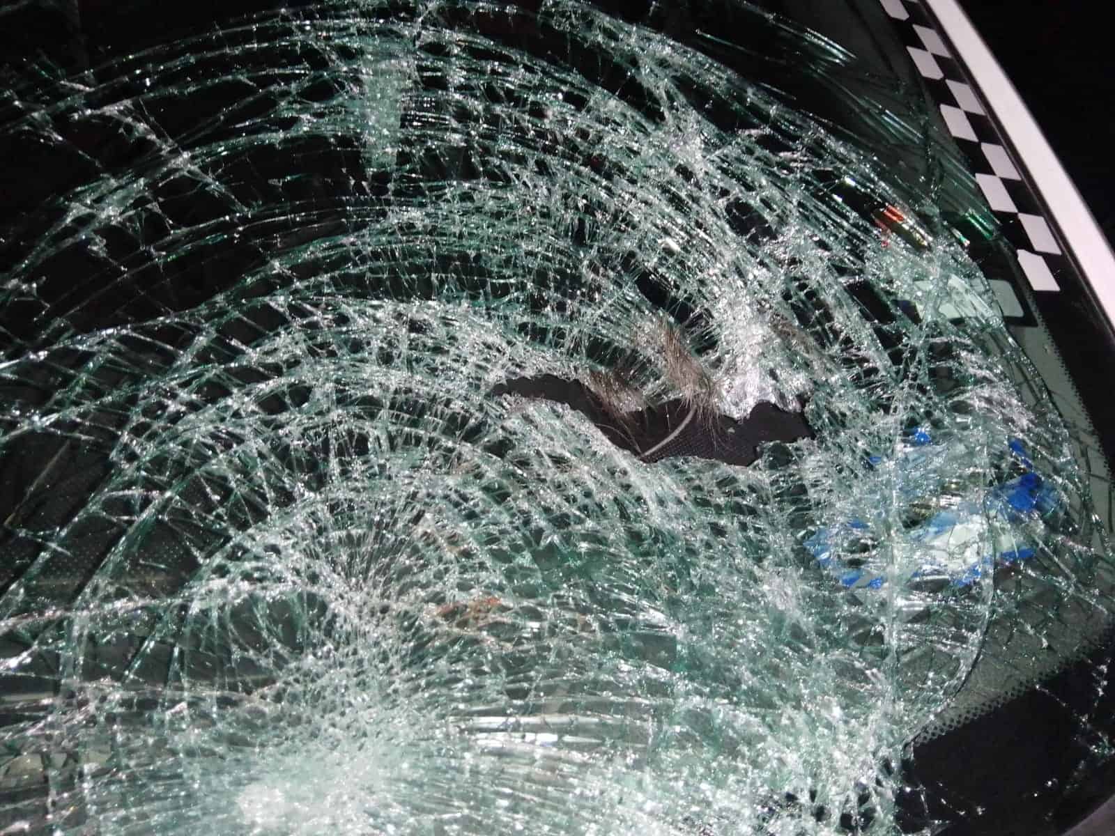 Embiste taxista a transeúnte Y horas después muere