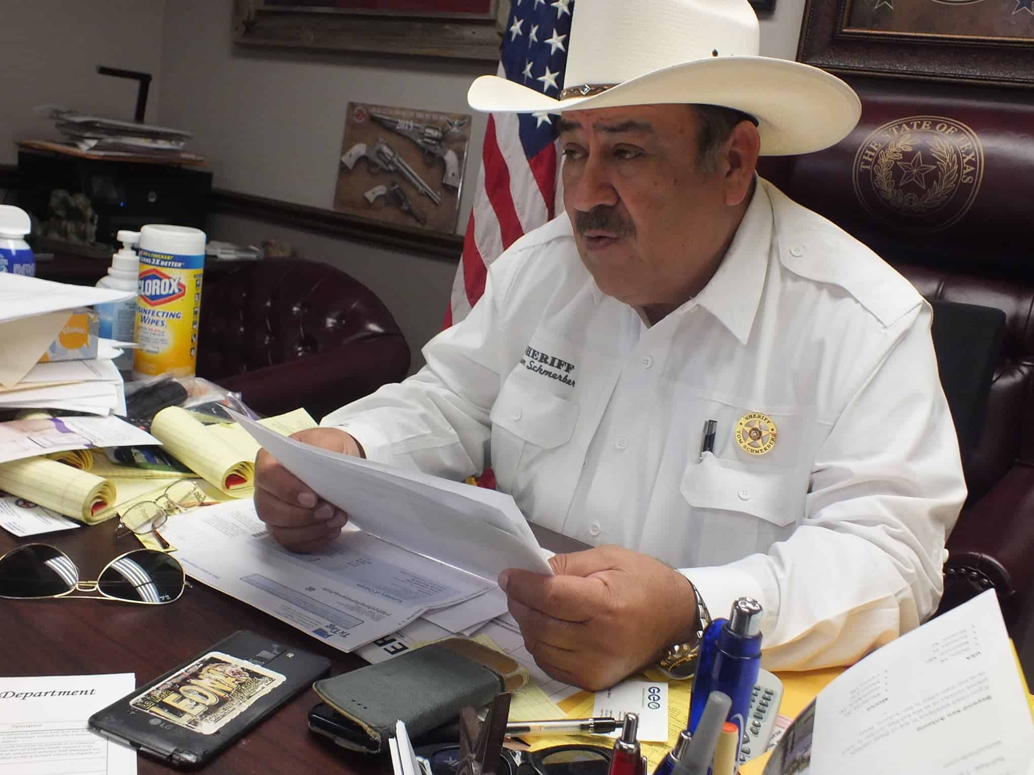 Ordena Greg Abbott deportar a migrantes