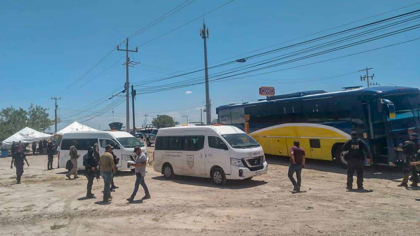 Aseguran autobús con 32 migrantes; Arrestan a 2 choferes