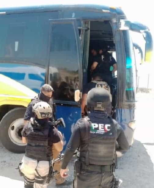 Aseguran autobús con 32 migrantes; Arrestan a 2 choferes