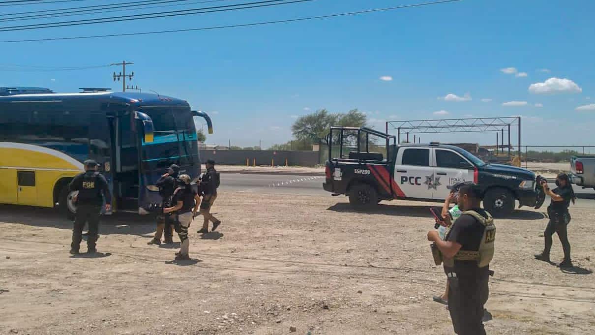 Aseguran autobús con 32 migrantes; Arrestan a 2 choferes