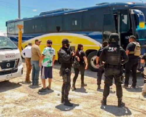 Aseguran autobús con 32 migrantes; Arrestan a 2 choferes