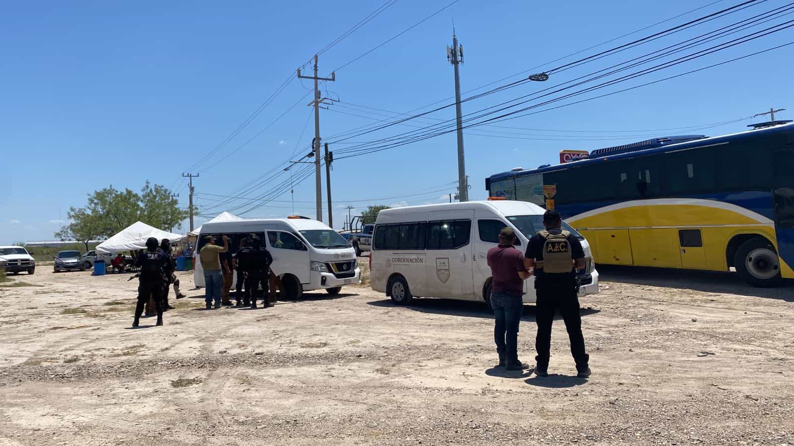 Aseguran autobús con 32 migrantes; Arrestan a 2 choferes