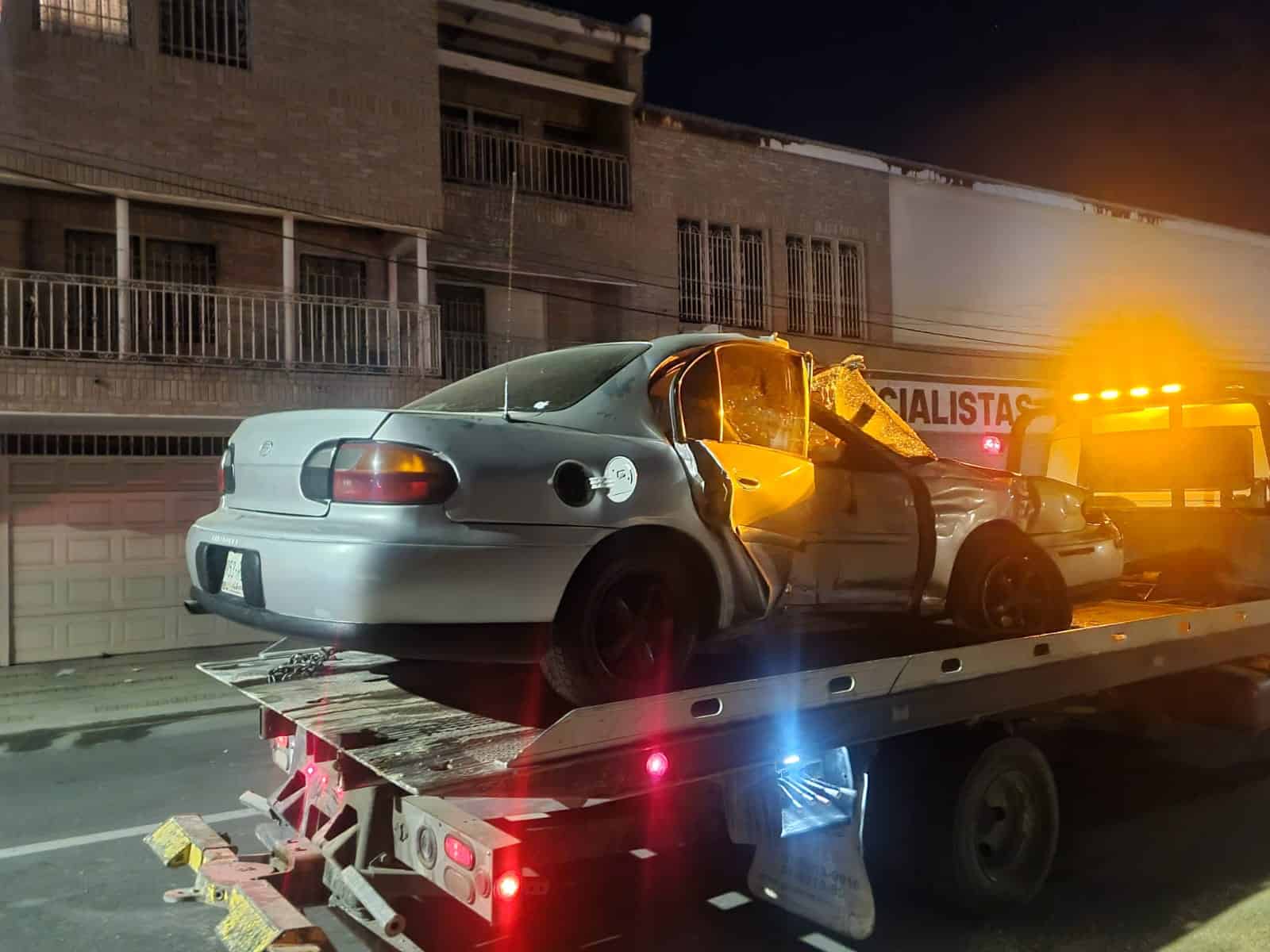 Choca en medidor y causa fuga de gas; Huye del lugar