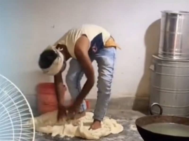 Graban a vendedor de empanadas amasando con los pies