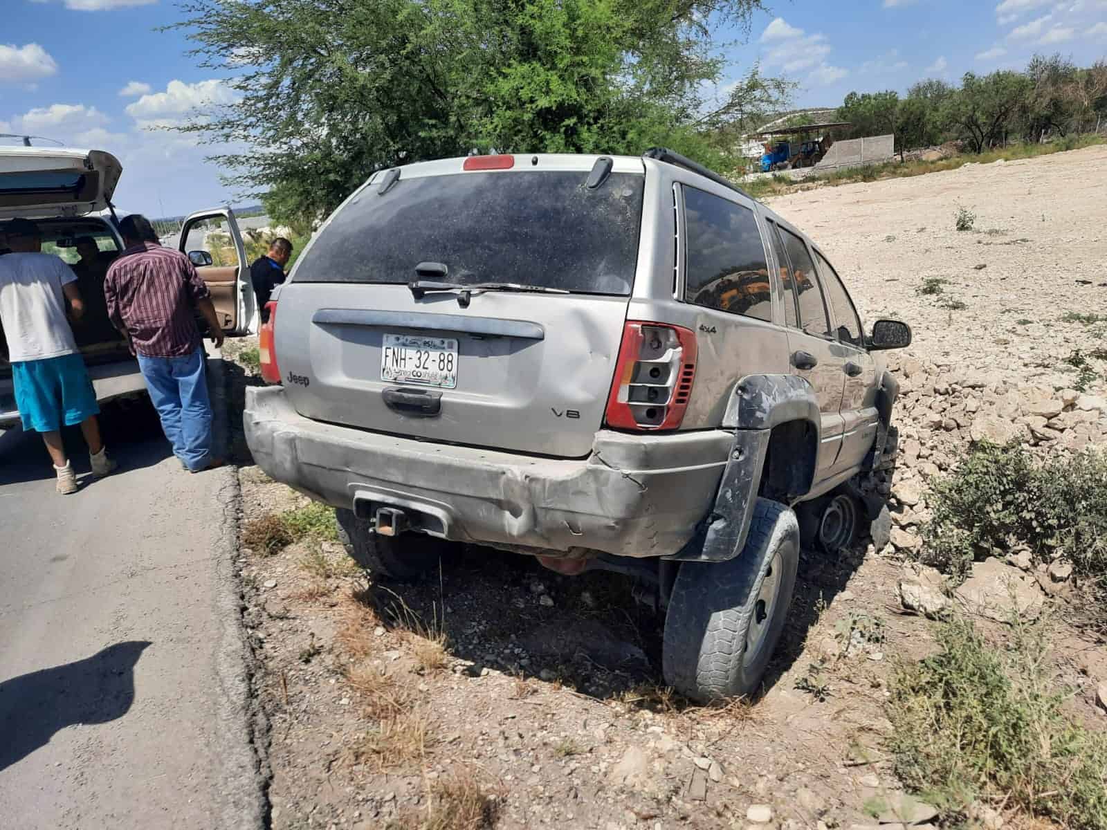 Sale del camino con todo y su Jeepeta