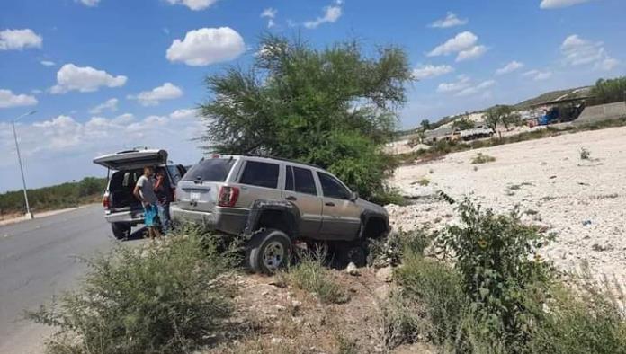 Sale del camino con todo y su Jeepeta