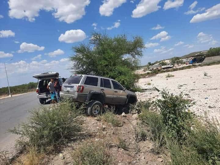 Sale del camino con todo y su Jeepeta