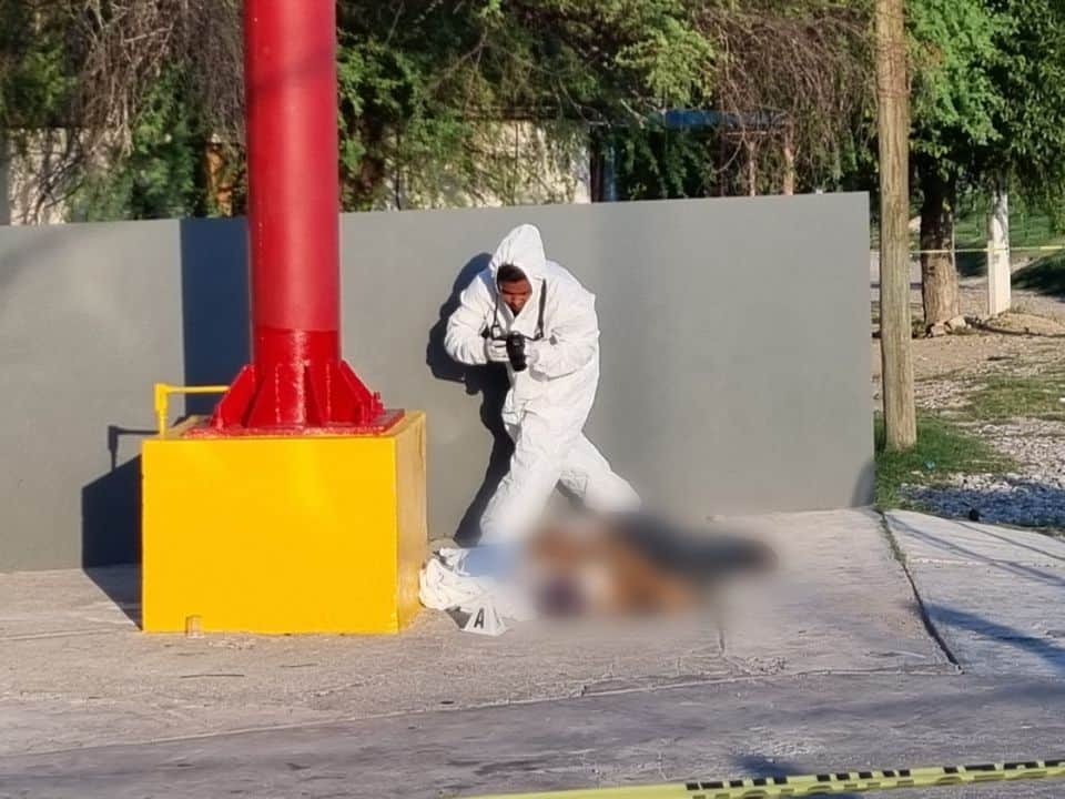 Fulmina a dos golpe de calor