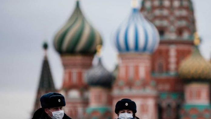 Regresan las mascarillas a Moscú; Repunta el covid en Rusia
