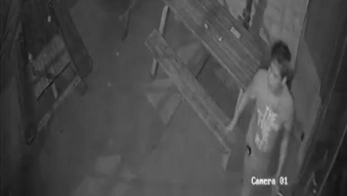 Roban jóvenes en The Beer Box