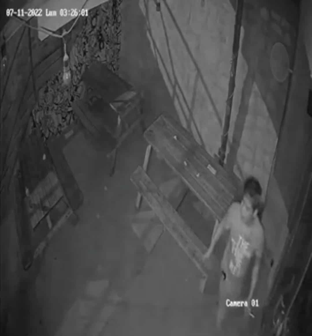 Roban jóvenes en The Beer Box