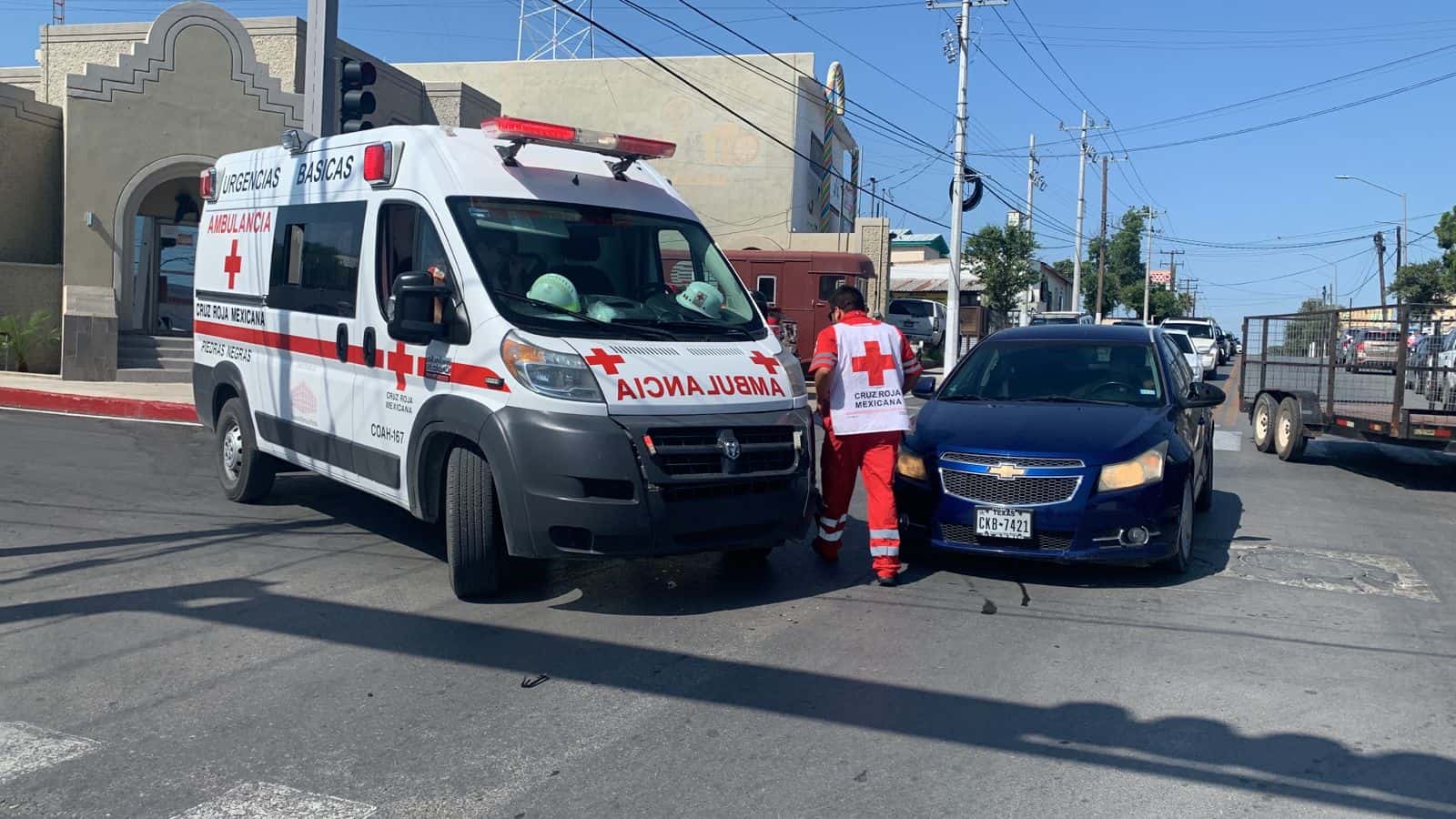 Se impacta con ambulancia