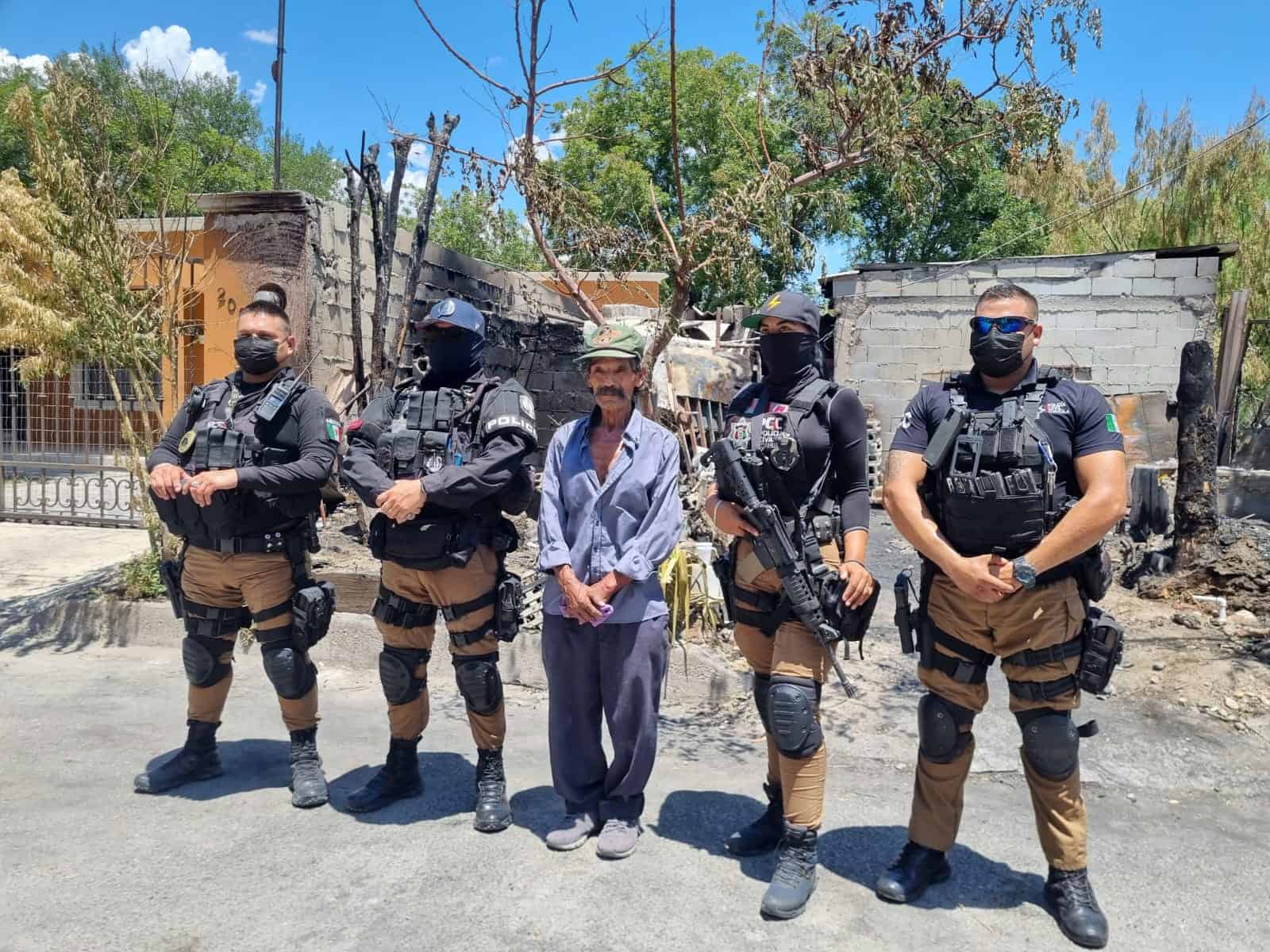 Apoyan corporaciones al señor José Borja; Tras perder todo en un incendio