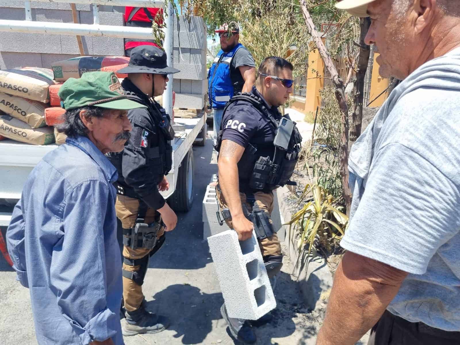 Apoyan corporaciones al señor José Borja; Tras perder todo en un incendio