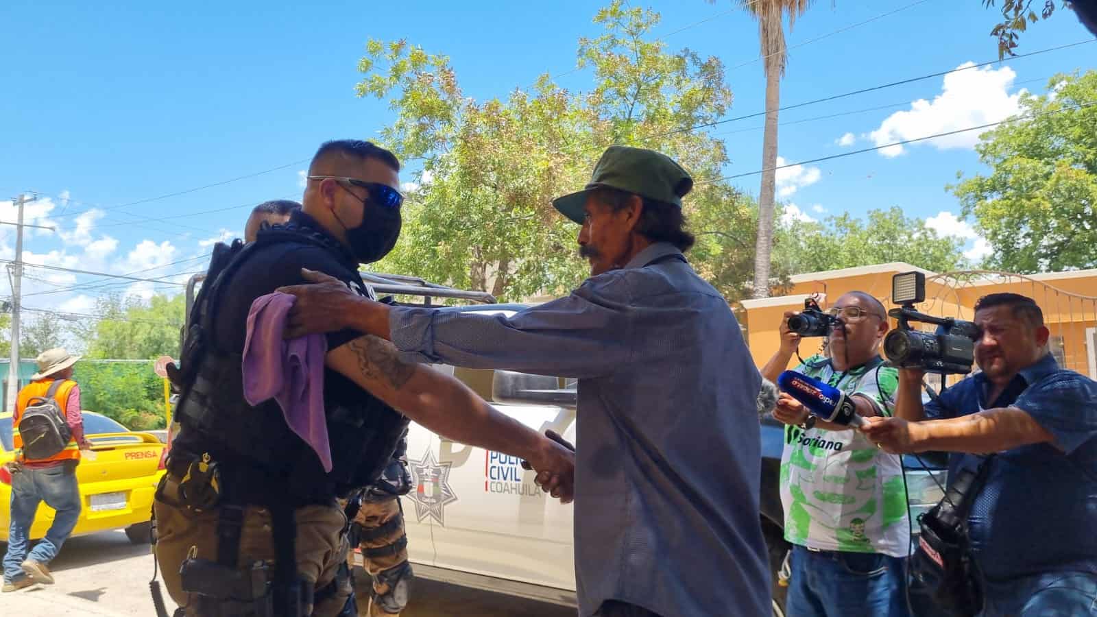 Apoyan corporaciones al señor José Borja; Tras perder todo en un incendio