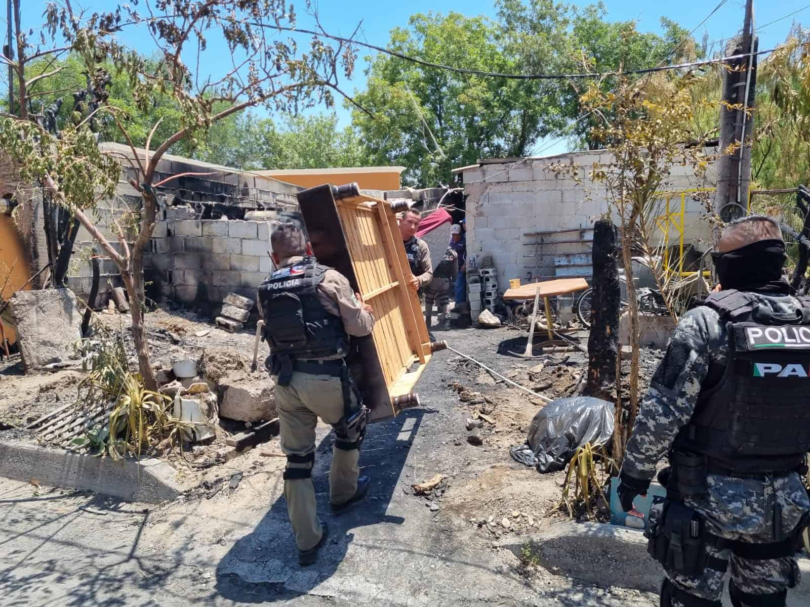 Apoyan corporaciones al señor José Borja; Tras perder todo en un incendio