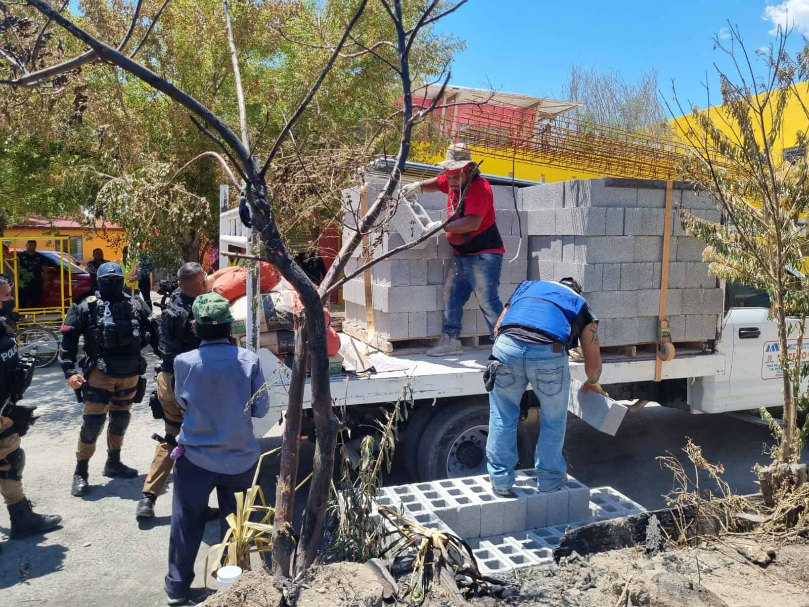 Apoyan corporaciones al señor José Borja; Tras perder todo en un incendio