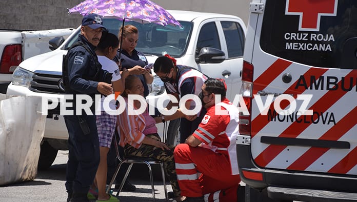La mujer se desvaneció en la calle luego de escuchar la noticia de que su hijo había fallecido.