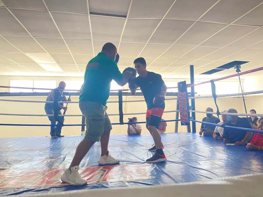 A poco de iniciar las clases gratuitas de Box en el gimnasio municipal.