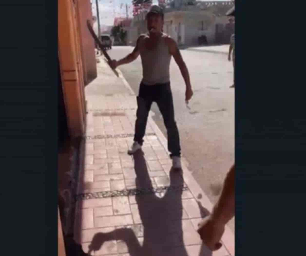 Detienen a hombre que atacó con un machete a perro de la calle