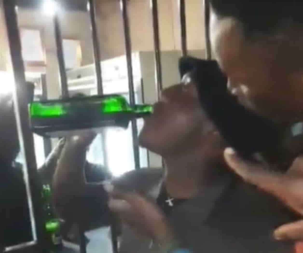 Hombre muere por beber una botella de licor en menos de 2 minutos
