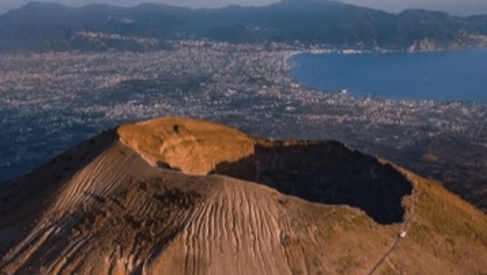 Turista americano cae al cráter del Monte Vesubio por tomarse una selfie