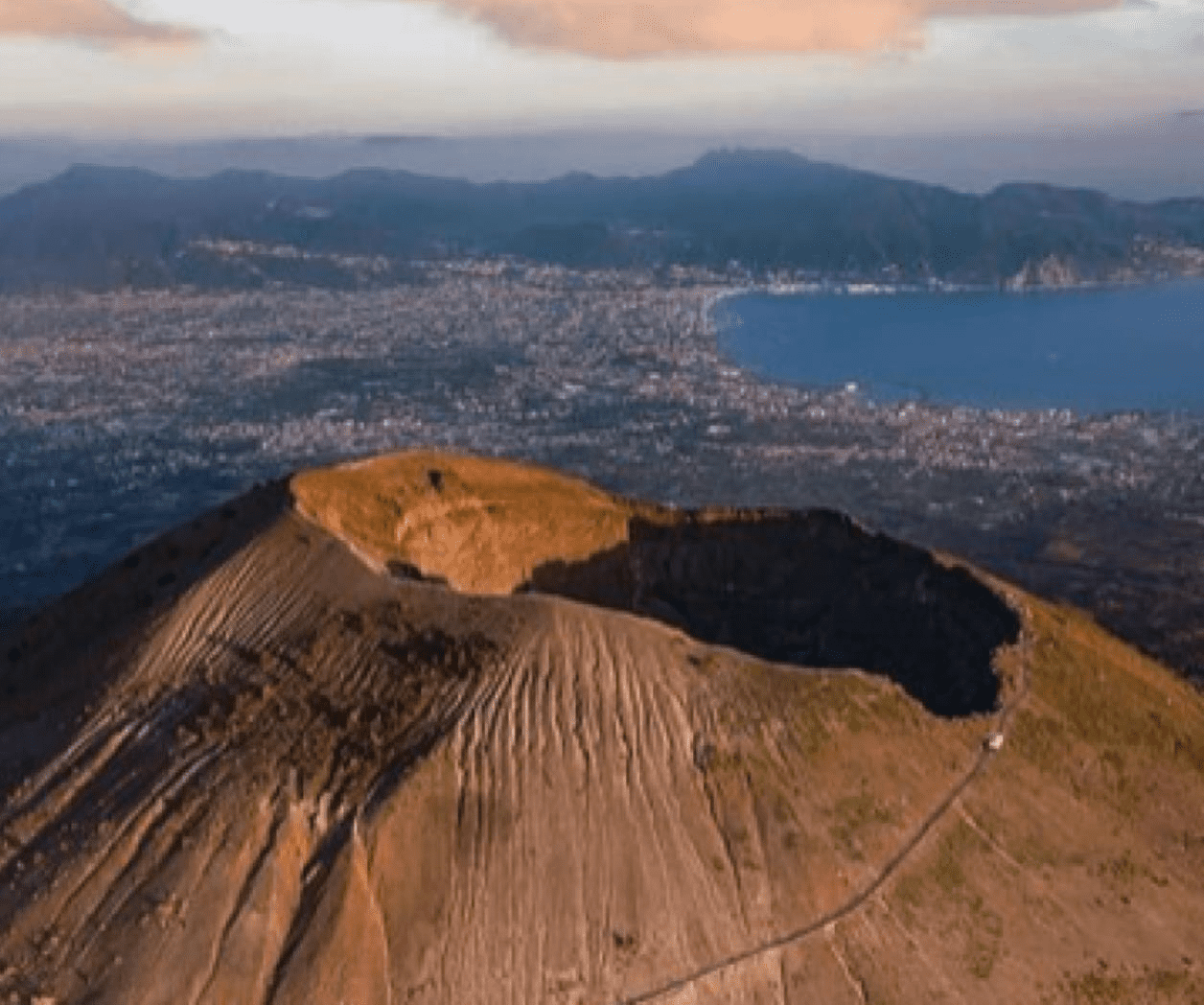 Turista americano cae al cráter del Monte Vesubio por tomarse una selfie