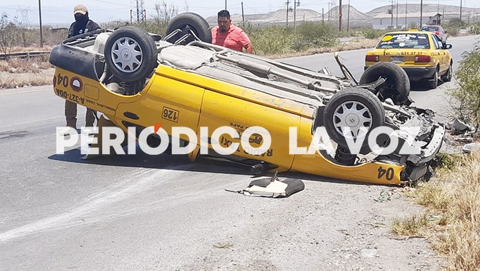 El taxi quedó volcado tras el empujón del tráiler.