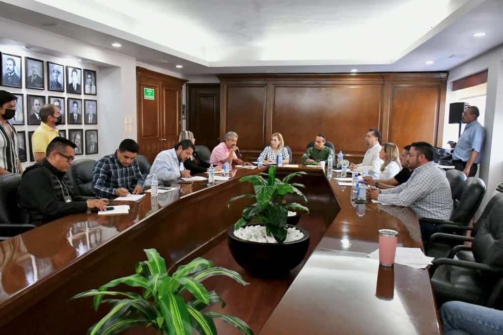 Los participantes en la reunión de autoridades municipales, educativas, policíacas y militares, definieron las estrategias para proteger las escuelas de los delincuentes.