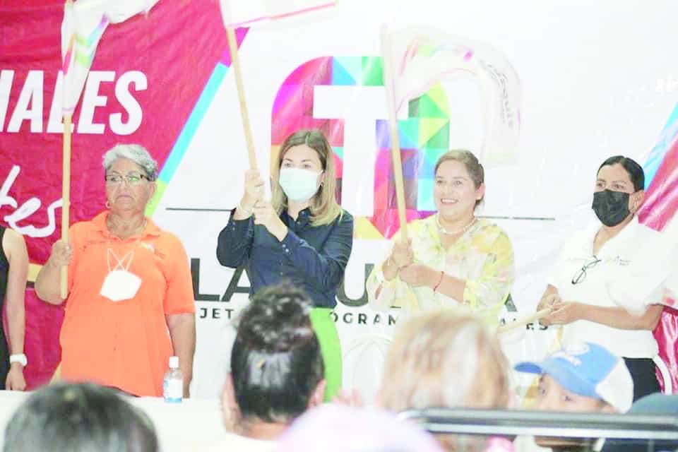 La alcaldesa Tania Vanessa Flores Guerra y personal de Desarrollo Social acudieron a Minas  de Barroterán.