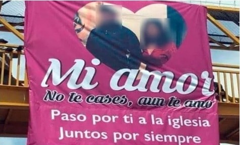“Mi amor no te cases, aún te amo”, le escribe en un cartel a su ex