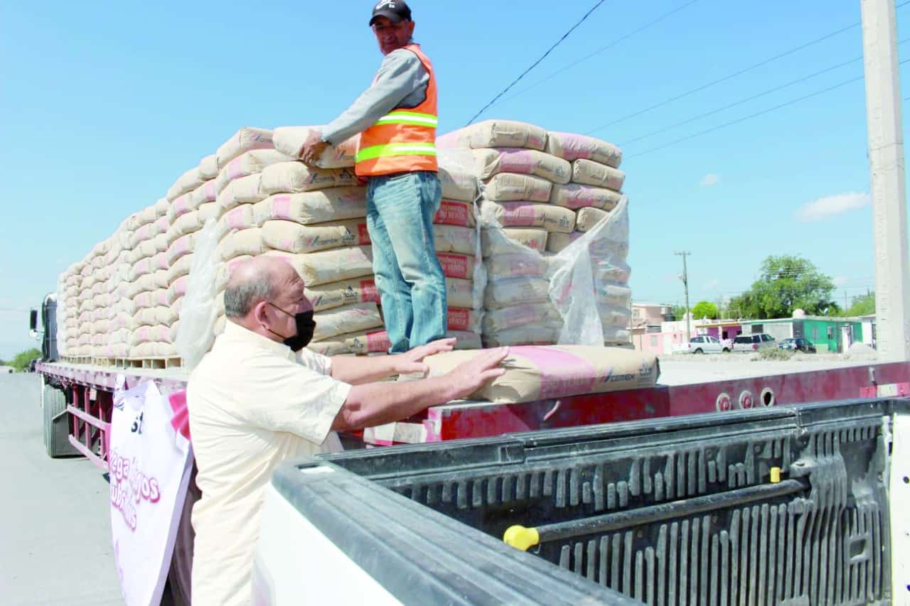 El alcalde Juan Antonio Garza García recibió las primeras 36 toneladas de bultos de cemento subsidiados.