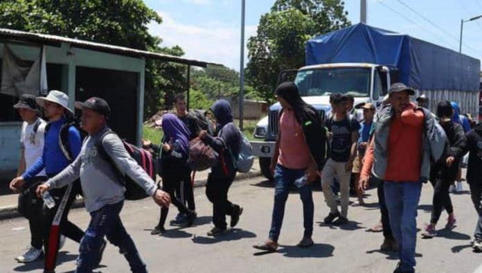 Parte nueva caravana migrante con 200 venezolanos desde Tapachula