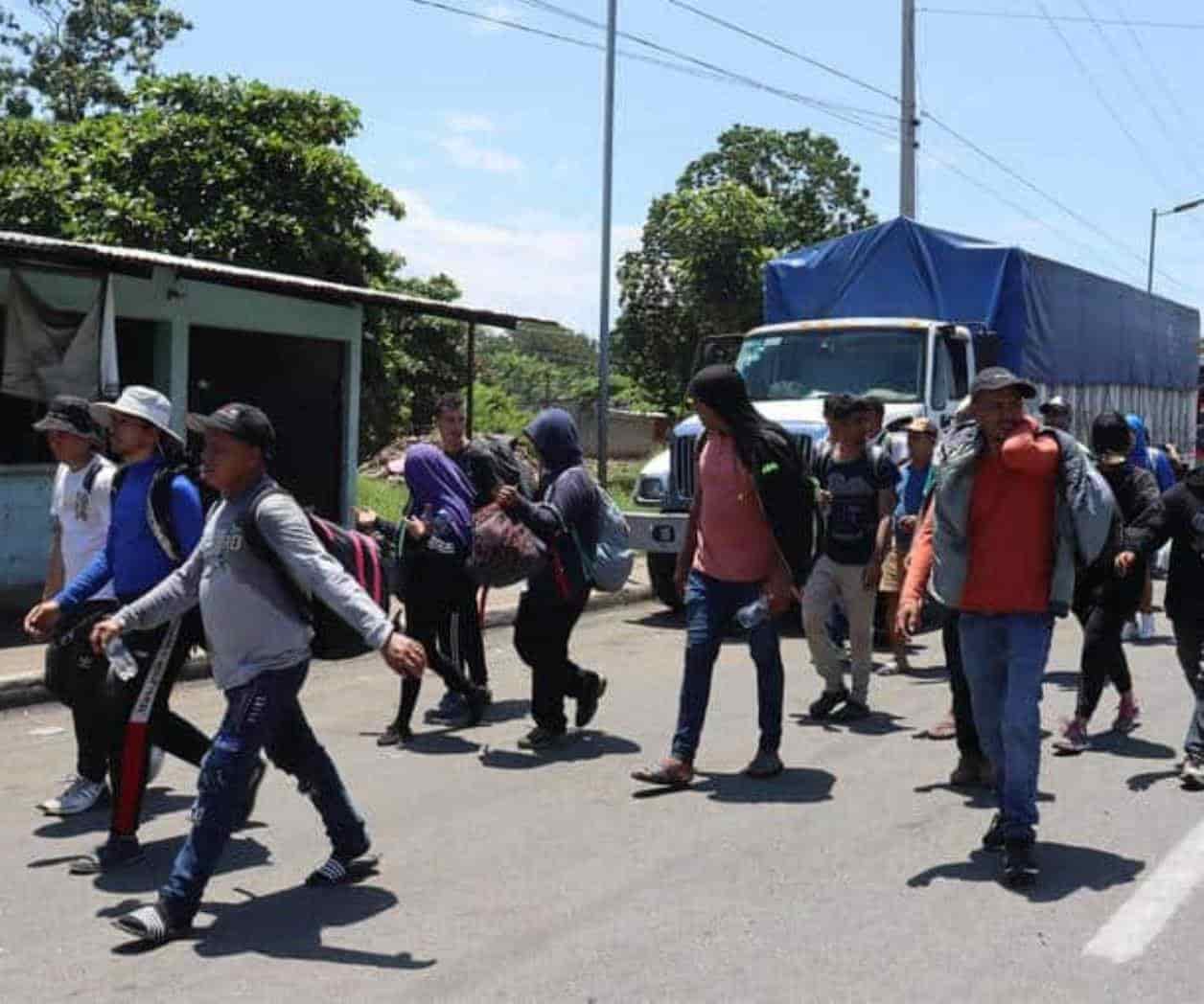 Parte nueva caravana migrante con 200 venezolanos desde Tapachula