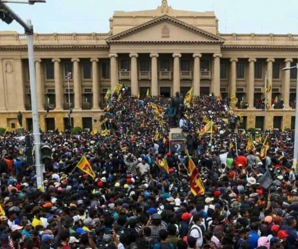 Presidente de Sri Lanka renuncia por correo electrónico