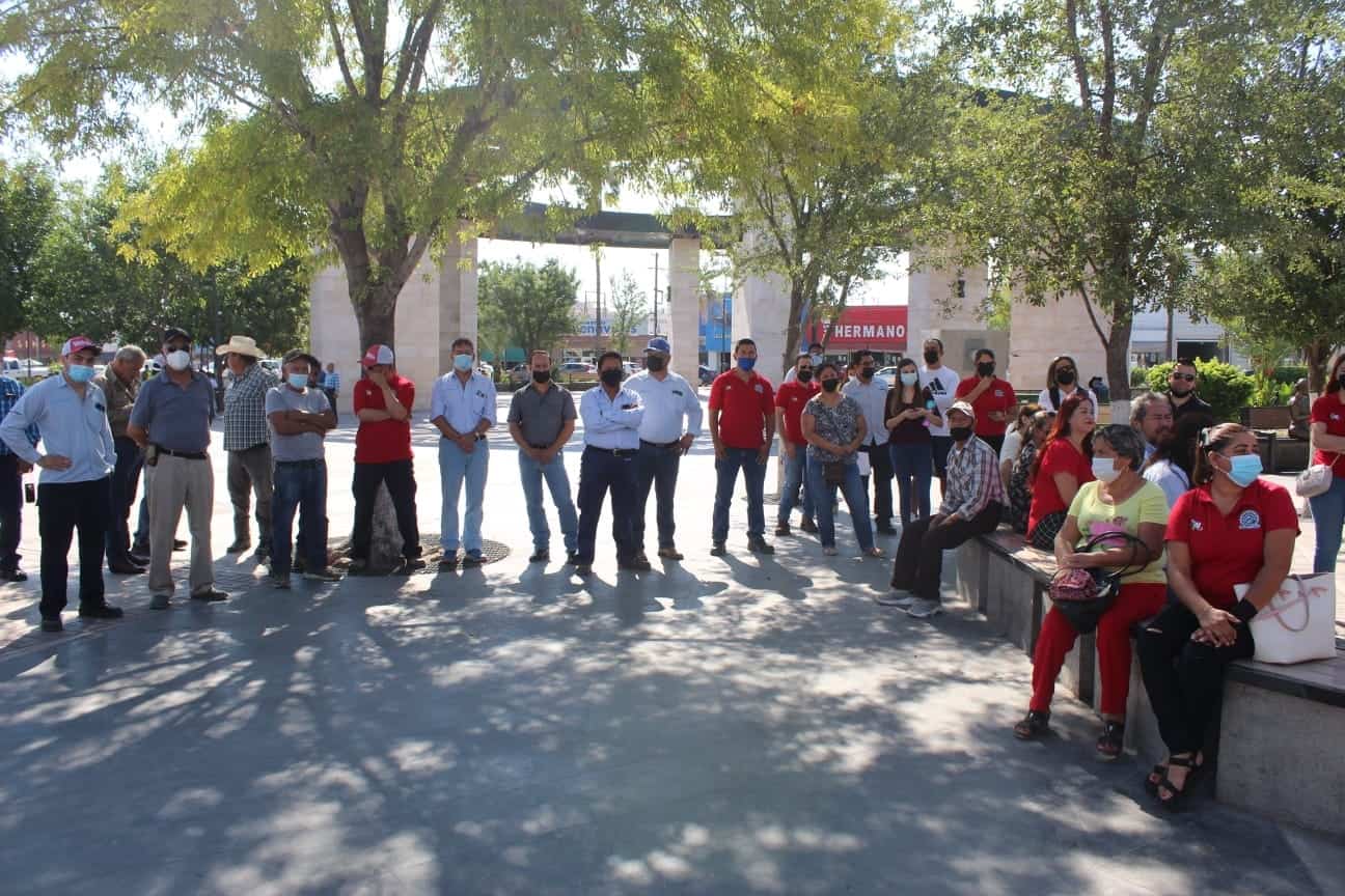 Trabajadores sindicalizados de TELMEX realizan mitin para manifestar su desacuerdo con la empresa.