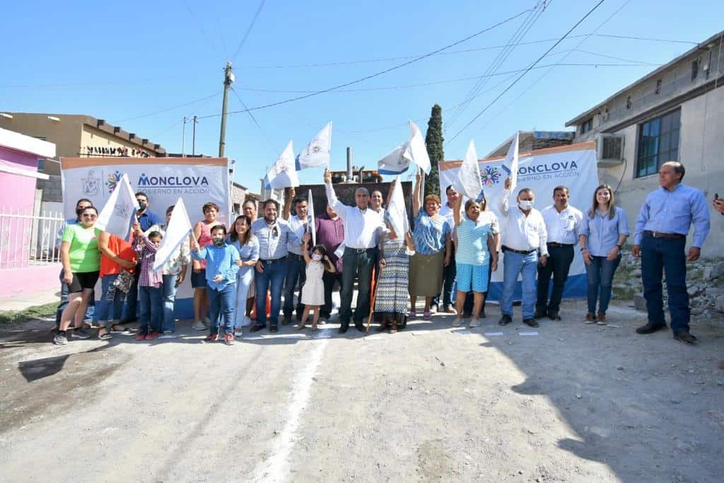 En los seis meses de administración, se han entregado cuarenta obras, y se entregarán cien obras más en lo que resta del año, ayer se dio otro banderazo en el fraccionamiento Villarreal.