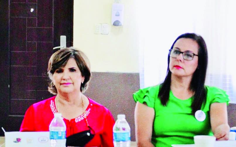 La presidenta honoraria del DIF, doctora Leticia Carrillo Acevedo en compañía de la doctora Cecilia Ramos, acudió a la reunión mensual de evaluación de DIF-Coahuila.