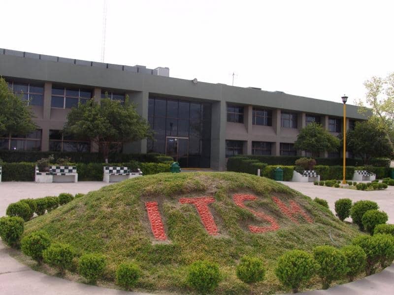 El poco espacio no ha permitido que ingresen más alumnos a la universidad.