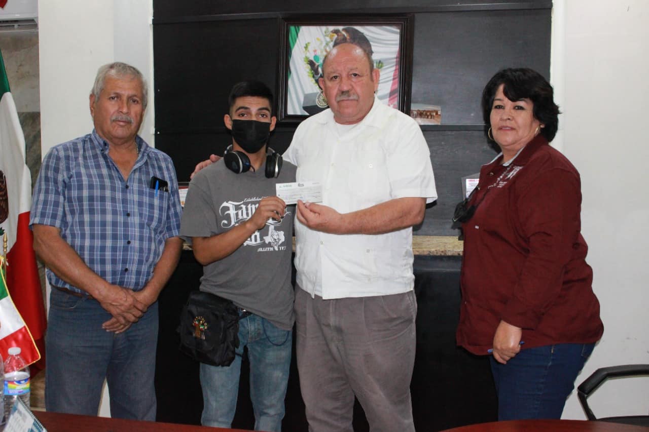 El joven Fidencio Zapata recibió personalmente el apoyo de manos del Edil, a quien agradeció profundamente por seguir apoyándolo a cumplir sus sueños.
