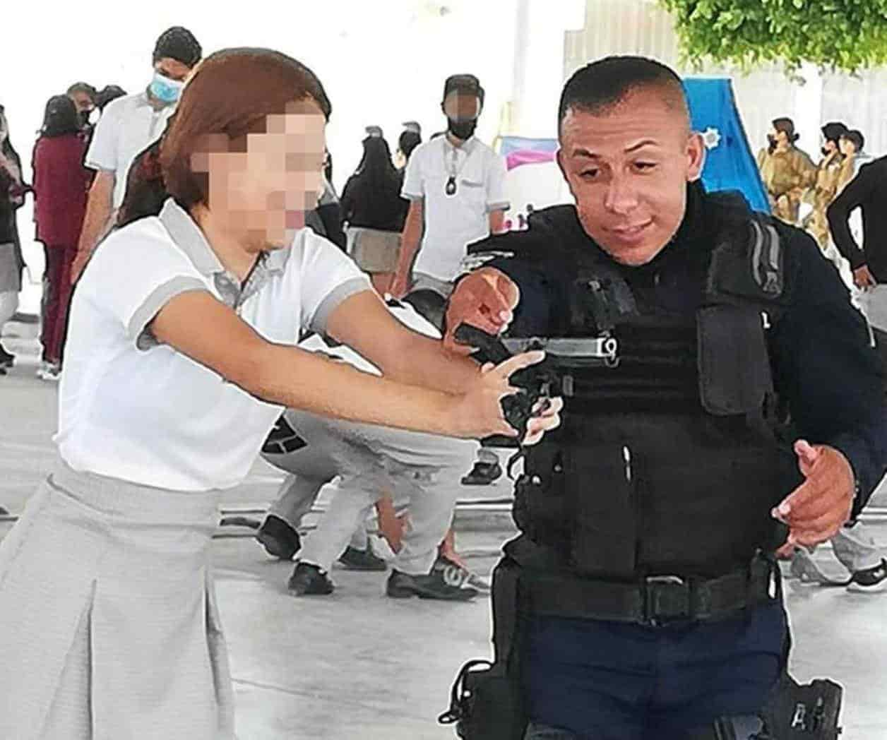 Polémica en Guanajuato; Policías enseña a alumnos como usar armas